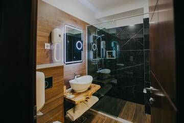 Фото номера Двухместный номер с 1 кроватью Отель Lostrita - Pastravrie, Hotel &amp; SPA г. Valea Neagră 19