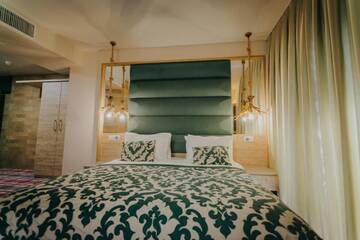 Фото номера Двухместный номер с 1 кроватью Отель Lostrita - Pastravrie, Hotel &amp; SPA г. Valea Neagră 2