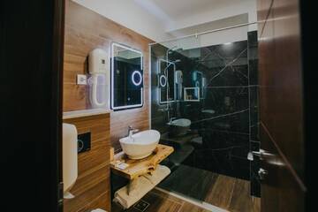 Фото номера Двухместный номер с 1 кроватью Отель Lostrita - Pastravrie, Hotel &amp; SPA г. Valea Neagră 11