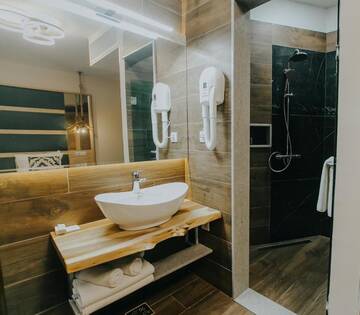 Фото номера Трехместный номер Отель Lostrita - Pastravrie, Hotel &amp; SPA г. Valea Neagră 5